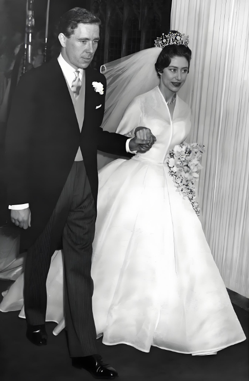 缎面婚纱的发展历史:从皇室专属到永恒经典 缎面婚纱的发展历史:从皇室专属到永恒经典