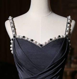 珍珠点缀会不会抢礼服的色? 珍珠点缀会不会抢礼服的色?