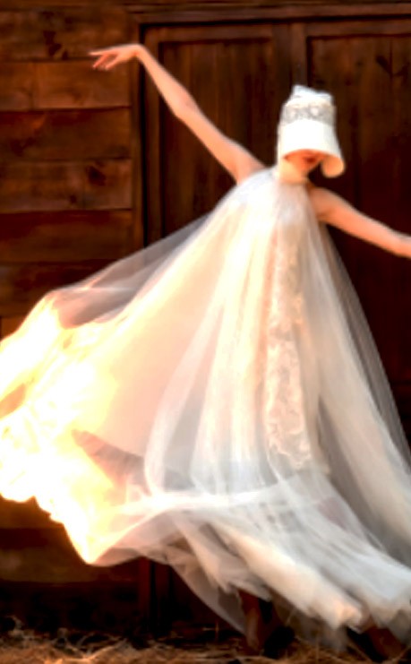 礼服展示中的光影影响