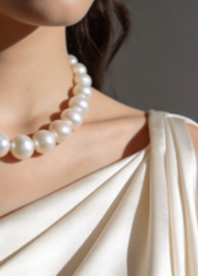 有肩部设计的礼服能带项链吗？