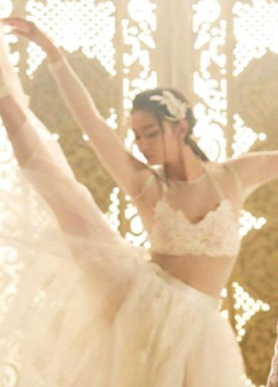 礼服为什么流行拖尾式样？