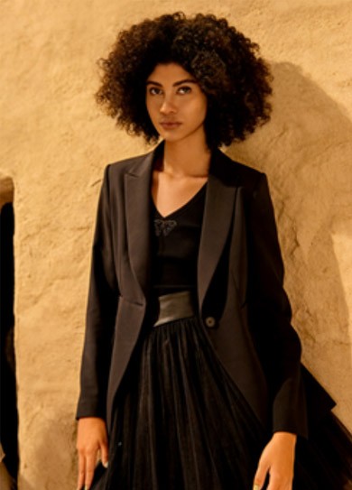 黑色是否是女式西装礼服的首选？