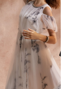 不对称单肩设计的来源