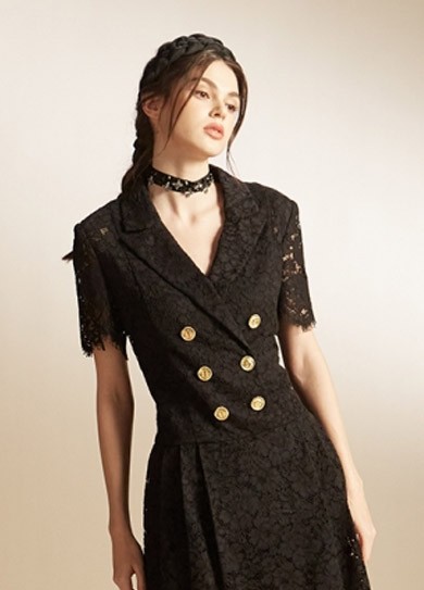 深V领镂空礼服的魅力