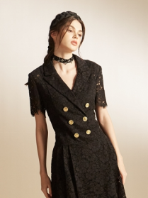 深V领镂空礼服的魅力