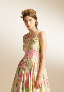 无袖礼服为何成为经典？