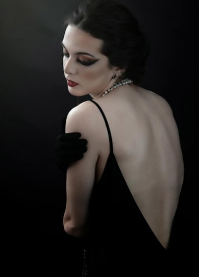 露背礼服如何修饰腰背比例？