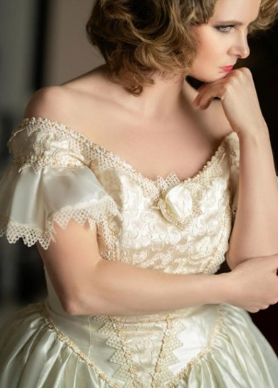 微胖女生如何挑选显瘦的露背礼服？