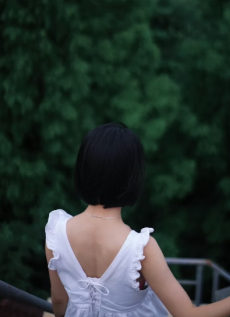 如何避免露背礼服走光或滑落？