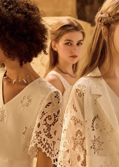 浅色半透明礼服会“透”吗？