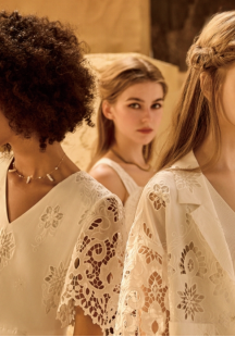 浅色半透明礼服会“透”吗？