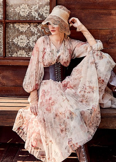 年轻女生穿印花礼服会不会显得老气？