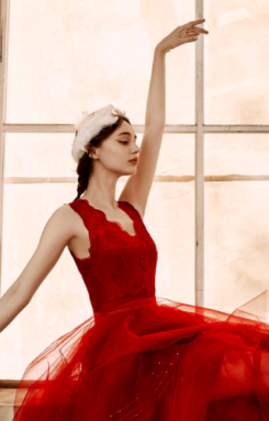 年会女主持人礼服怎么选？