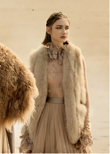 外套 + 慵懒风礼服如何叠穿更有层次？   