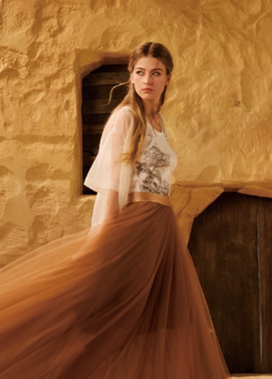 冬季礼服选深色系还是浅色系？