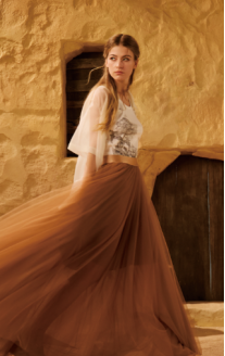 冬季礼服选深色系还是浅色系？