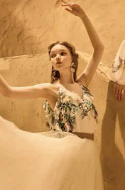 轻盈飘逸型春款礼服推荐 轻盈飘逸型春款礼服推荐