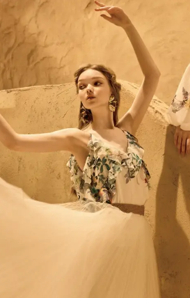 荷叶边春款礼服颜色推荐