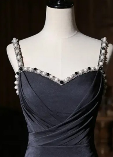 吉吉娜轻奢礼服是手工定制吗？