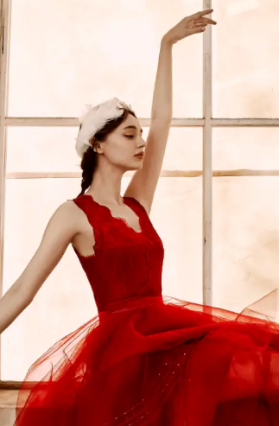 什么颜色的轻奢礼服最显白？