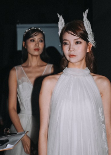 如何选择适合自己的无袖礼服裙？