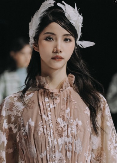 女性晚礼服设计中的装饰手法