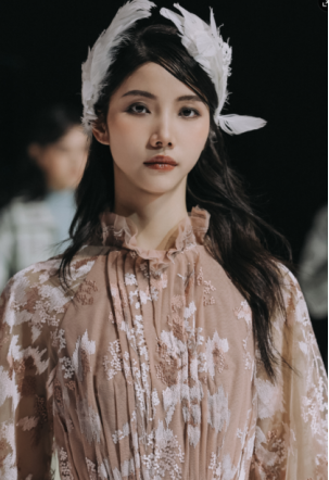 女性晚礼服设计中的装饰手法