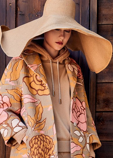 如何保持礼服裙面料的挺括效果？